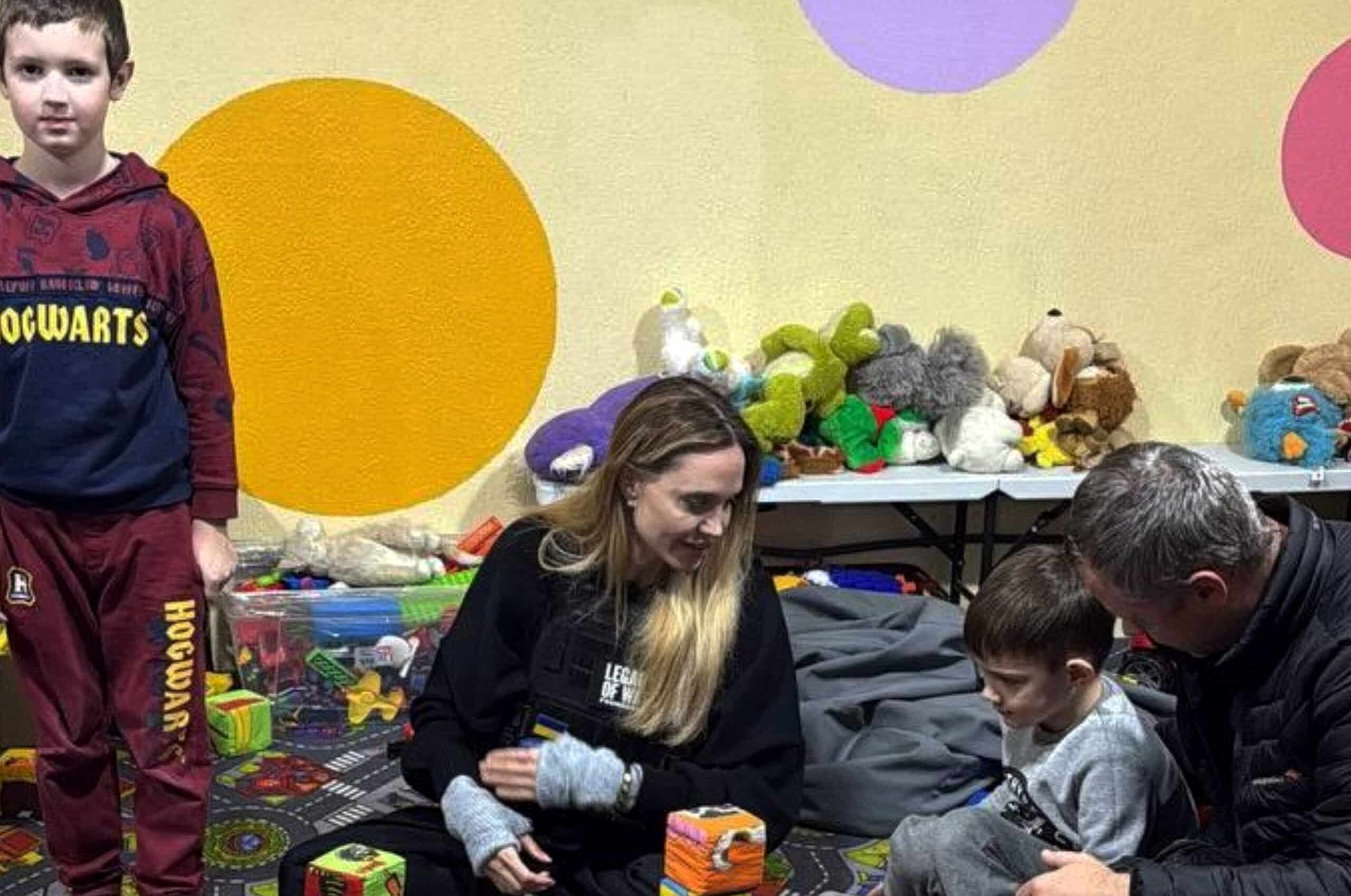 آنجلینا جولی به دیدار کودکان جنگزده اوکراینی رفت