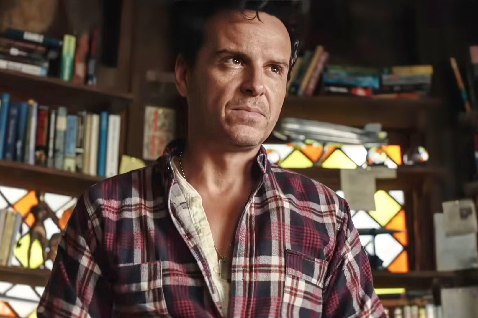 اندرو اسکات در نقش یک نویسنده در فیلم «بیدار شو مرد مرده»