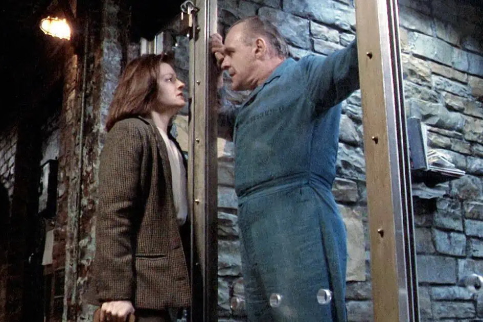 نمایی از فیلم «سکوت بره ها». از راست، آنتونی هاپکینز و جودی فاستر