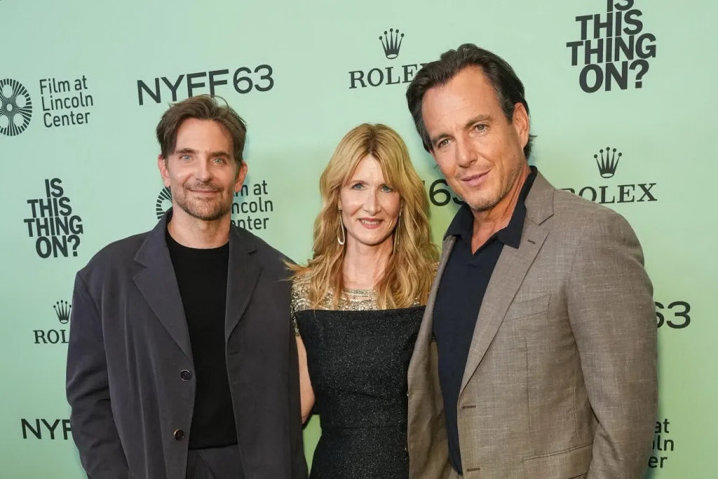 به ترتیب از راست، ویل آرنت و لورا درن بازیگران و بردلی کوپر کارگردان فیلم «این روشنه؟»